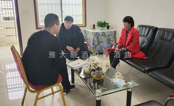 蔣老師正在跟學員親切交談，了解當?shù)鼐剖袌霈F(xiàn)狀700