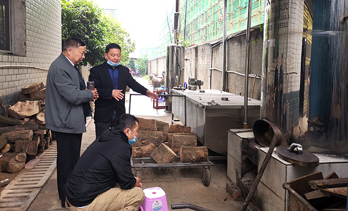 1000型大型釀酒設備正在蒸酒，劉老師為學員講解鍋爐的使用700