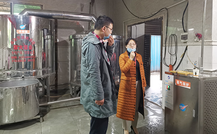劉老師為學員現(xiàn)場演示電加熱釀酒設備的操作700