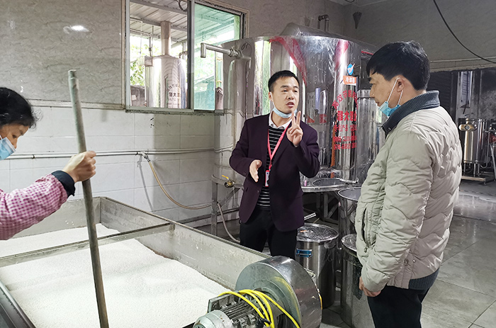 酒廠阿姨正在泡大米，唐老師為學員現(xiàn)場講解攤晾蒸煮釀酒設備700
