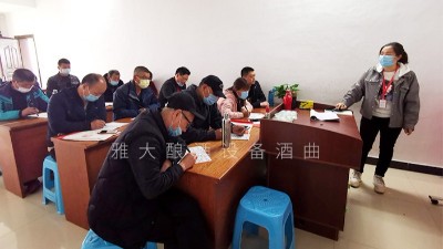 4月23日，雅大大型釀酒設(shè)備廠家釀酒師們忙碌的一天