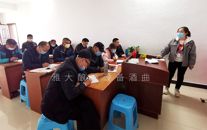 唐老師正在給學員們講解釀酒技術相關知識700