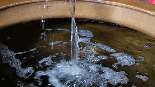 引進(jìn)先進(jìn)的大型釀酒設(shè)備機(jī)械化生產(chǎn)，將小曲清香型白酒發(fā)揚(yáng)光大