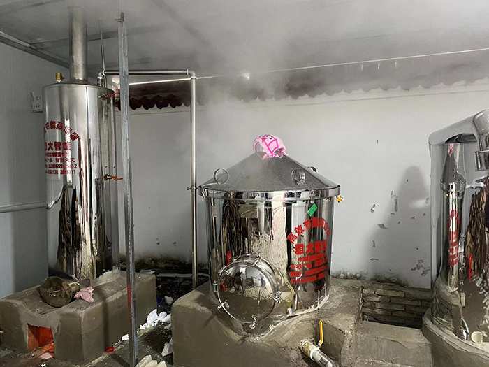 1-14用雅大白酒蒸餾設(shè)備，蒸汽量大