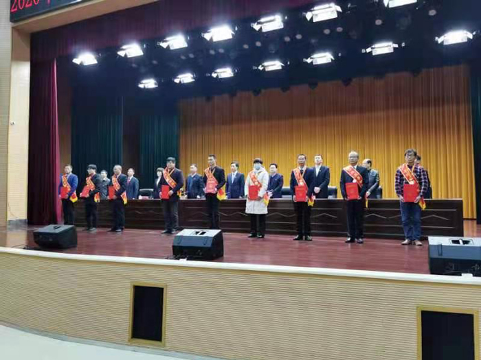 出席領(lǐng)導向受表彰的18位勞模、先進工作者頒發(fā)榮譽證書