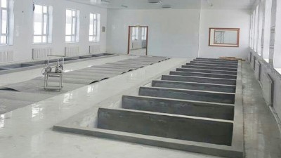 我想用烤酒設備做小曲固態(tài)酒，建窖池要注意什么？