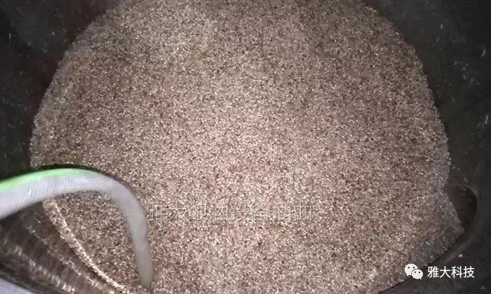 白酒釀酒設備蒸糧過程-加燜水