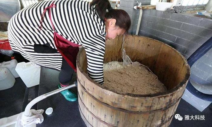 用傳統木甑釀酒極易糊鍋