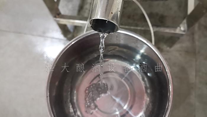 6.1剛從不銹鋼釀酒設備中接出來的新酒