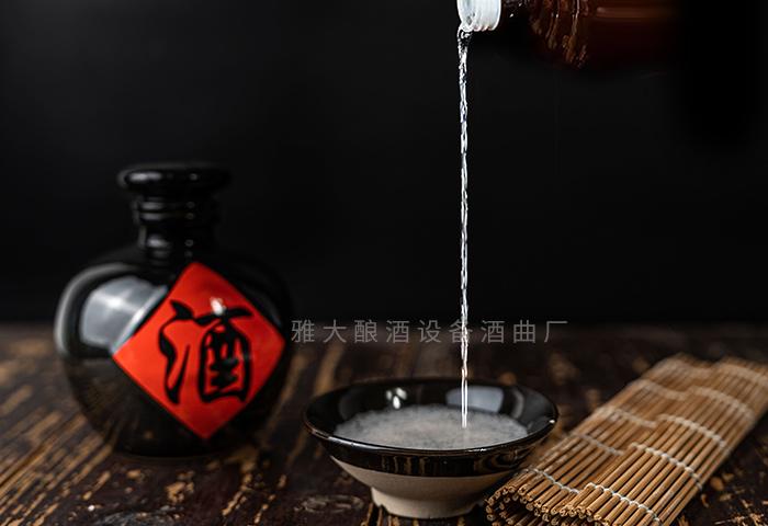 入口醇香，落口回香白酒