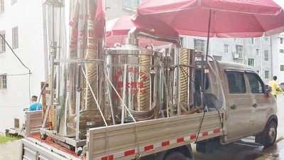 推著小型烤酒設(shè)備上門加工釀酒，顧客在意的到底是什么？