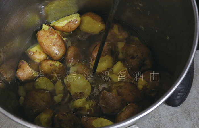 將糖水倒入桶中，開(kāi)始打漿