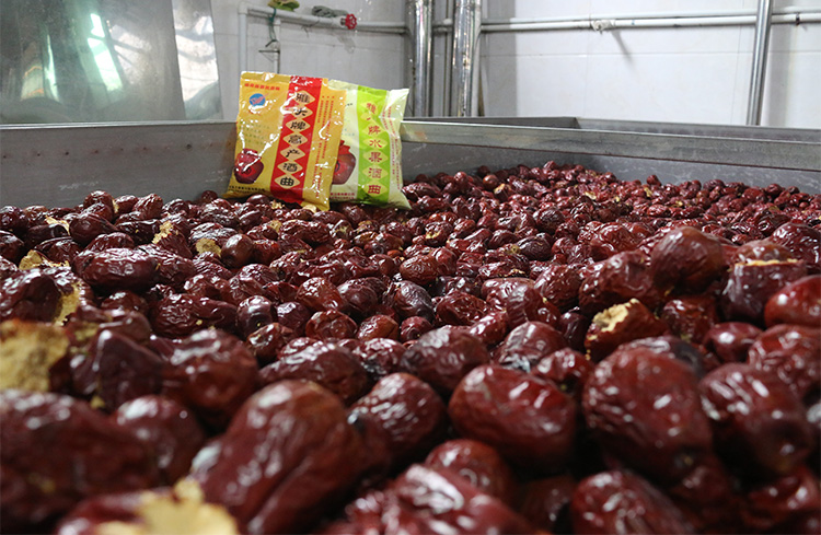 3.挑選完成，準備開始用攤晾蒸煮釀酒設(shè)備蒸煮