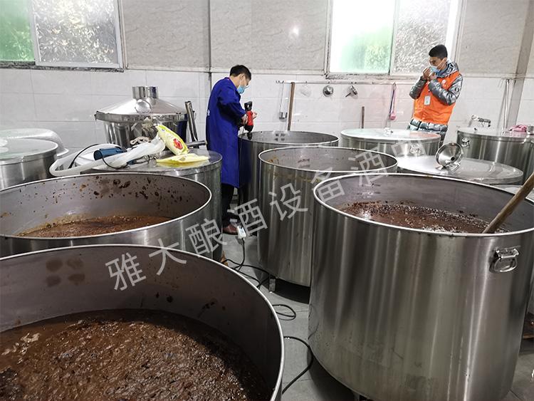 7.將紅棗鏟入不銹鋼發(fā)酵桶，加水后繼續(xù)打碎