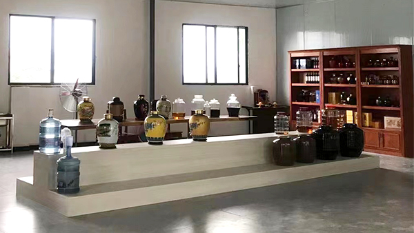 引進(jìn)做酒設(shè)備開(kāi)酒坊，信心滿滿打造特色餐館