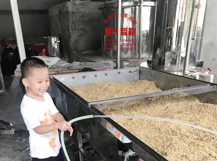 教孫子用雅大釀酒設備做酒，體驗傳統(tǒng)釀酒文化