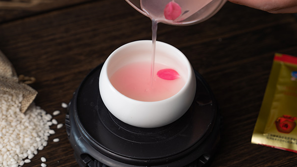 釀一壇美味桃花糯米酒，封存春天的味道