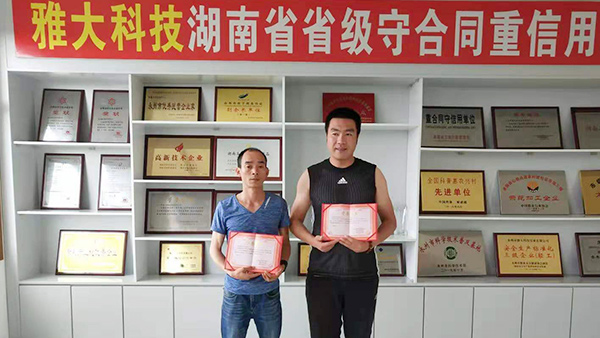 張總用釀酒蒸餾設(shè)備釀造企業(yè)專屬招待酒，卻意外成就釀酒大事業(yè)