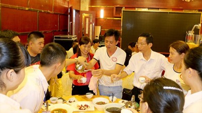 聚會(huì)喝酒.JPG