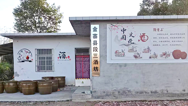 引進(jìn)新式蒸酒設(shè)備對(duì)酒坊進(jìn)行全面升級(jí)后，生意更好了！
