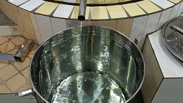 劉總回家開(kāi)大型釀酒設(shè)備酒廠，實(shí)現(xiàn)中年留守村民再就業(yè)！