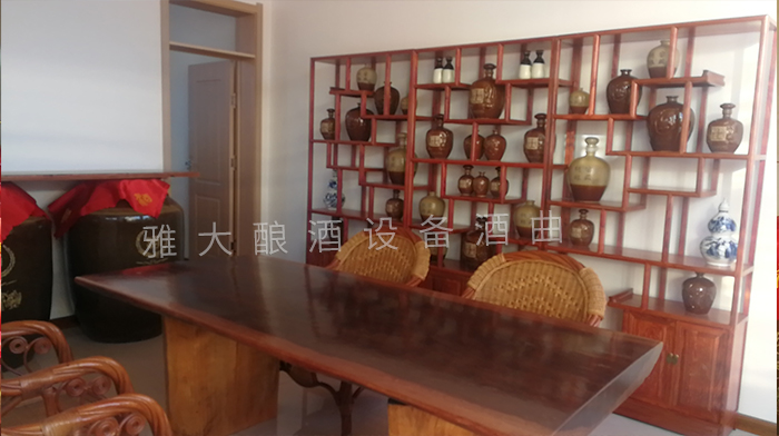 龍泉酒坊專(zhuān)門(mén)為游客設(shè)計(jì)的品酒接待室