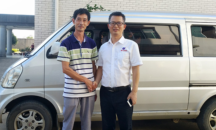 貴州傳統(tǒng)釀酒師傅張華與雅大技術服務部蔣老師合影