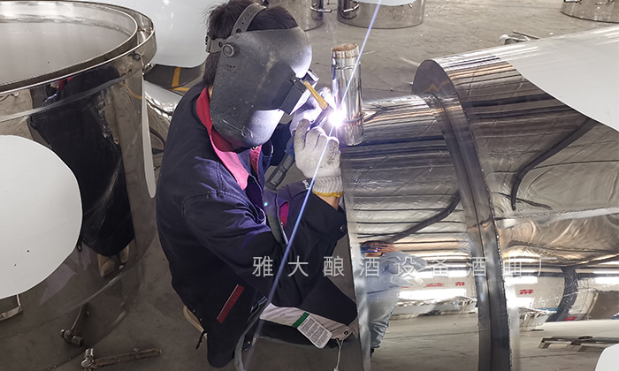 雅大釀酒設備細細打磨，以保證每臺設備的質(zhì)量