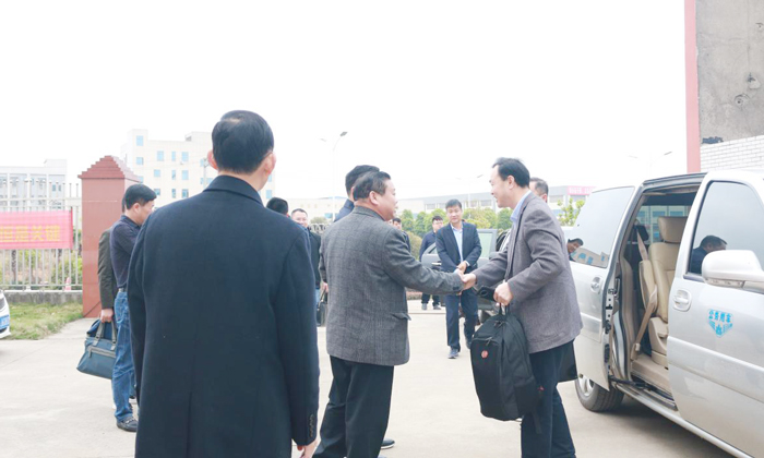 2雅大董事長(zhǎng)胡順開(kāi)接待工作調(diào)研組專(zhuān)家及領(lǐng)導(dǎo)