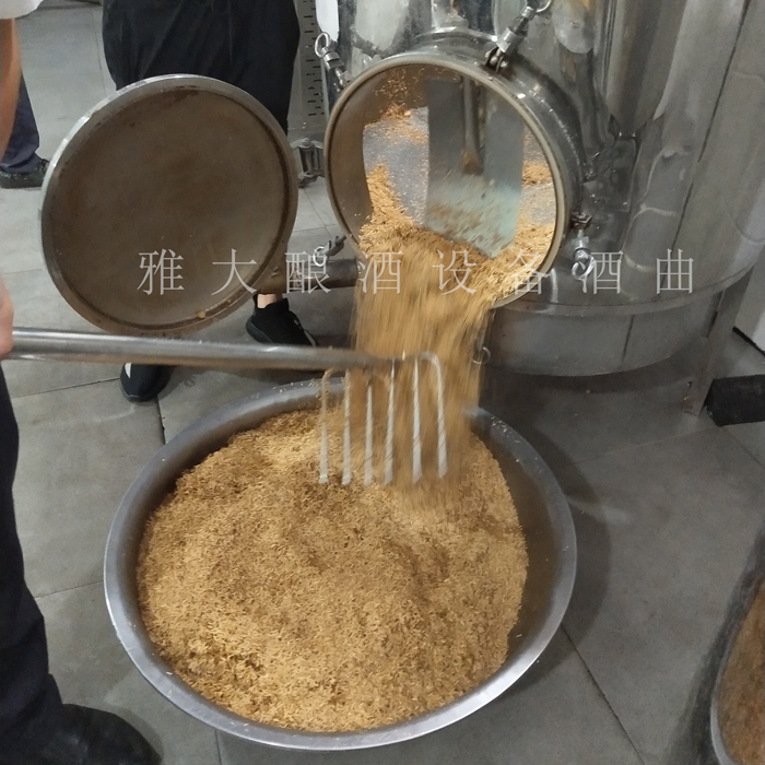 4.20固態(tài)加輔料時(shí)，用蒸酒設(shè)備將稻殼蒸后再用