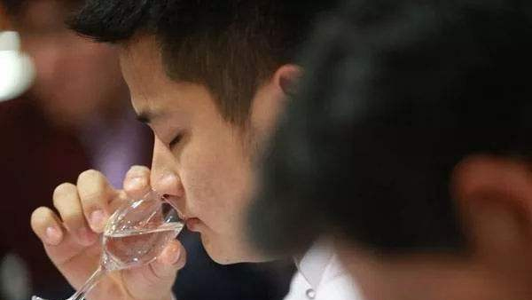 用生料釀酒設(shè)備做酒如何提升口感？