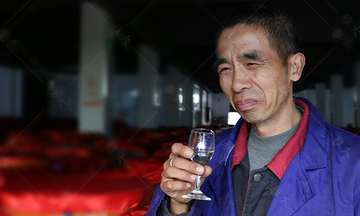 劣質(zhì)白酒的香氣，讓人不適