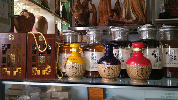 用雅大大型釀酒設(shè)備做薏米酒，“釀”出村民致富路