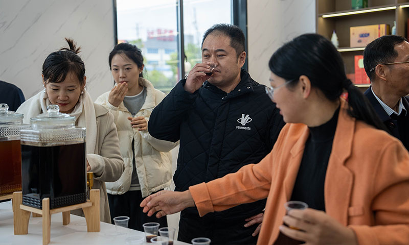 年輕人喜愛(ài)喝果酒低度酒
