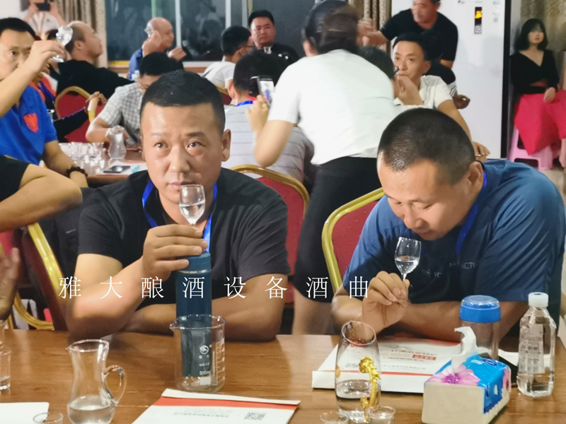 雅大學員學習白酒品評勾兌課1