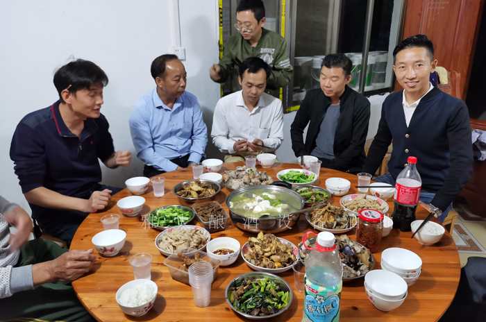 10.15雅大魏老師上門指導(dǎo)客戶釀酒，喝自家酒坊釀的純糧酒