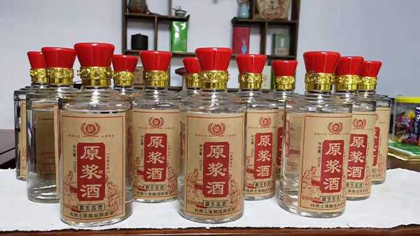 堅(jiān)持用白酒釀酒設(shè)備做純糧酒，每天釀2鍋酒還不夠賣！