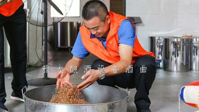 11月，雅大迎來了釀酒實操教學(xué)小高峰，學(xué)員們擼起袖子加油干