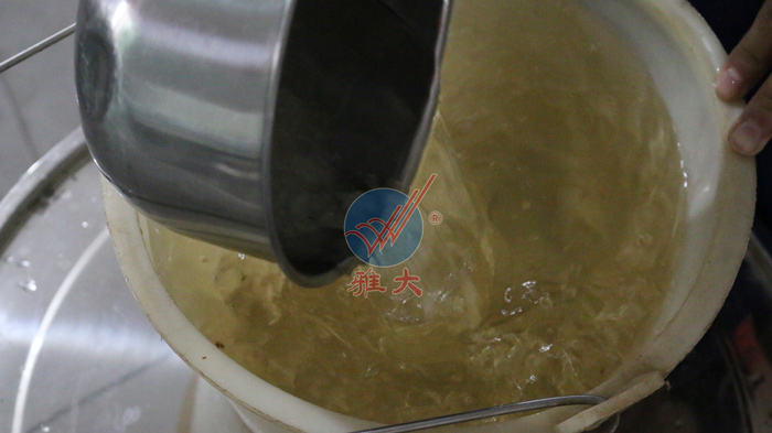 3、橙子釀酒技術-按比例稱好冰糖，并加熱水融化