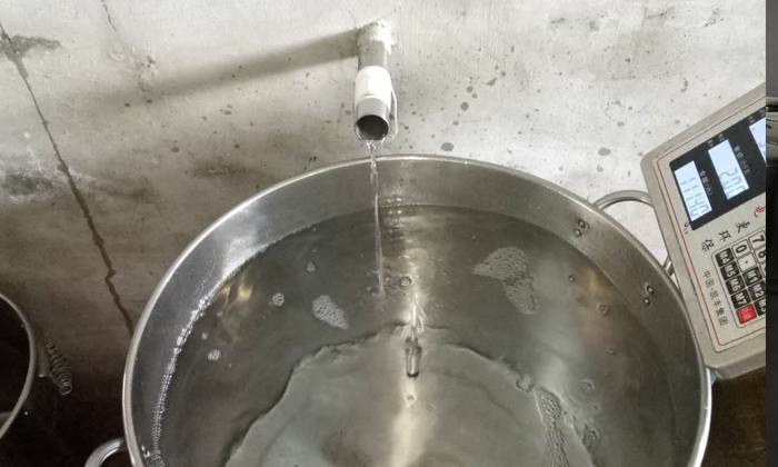 從熟料釀酒設備中接酒時要注意掐頭去尾，控制火候