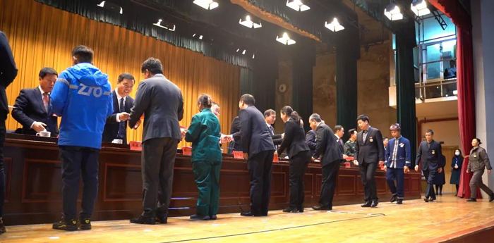 出席領(lǐng)導(dǎo)向受表彰的市勞模、先進工作者頒發(fā)榮譽證書